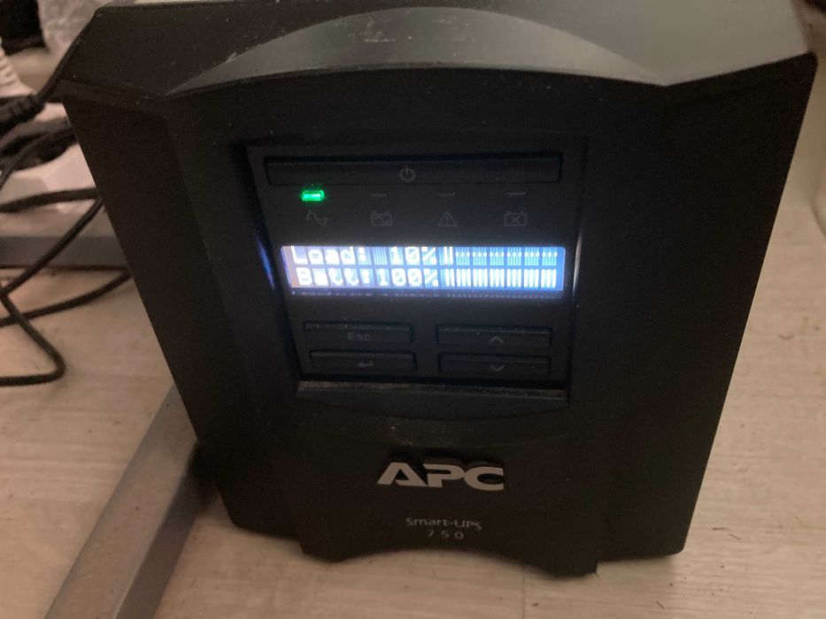APC Smart UPS / 750VA / Tower / 230V / AVR / Непрекъсваемо захранване