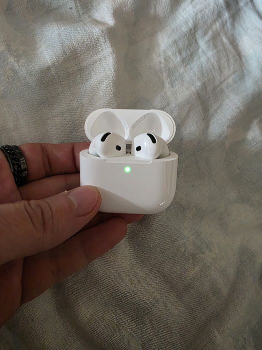 Airpods 4 с документом