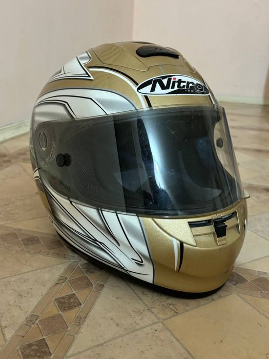 Шлем и перчатки для мотоцикла