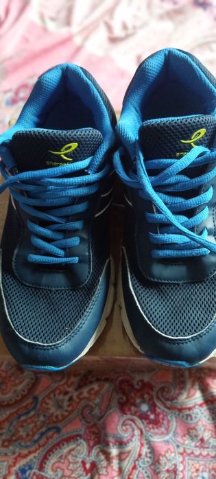 Adidași.    băieții