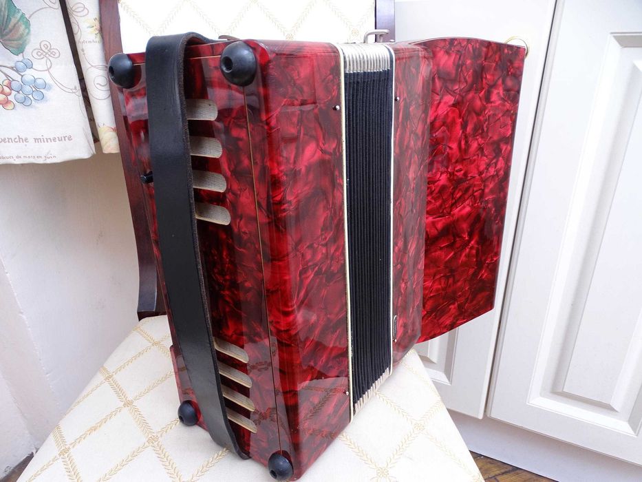 Много запазен стар акордеон Велтмайстер 12 баса