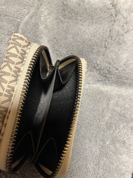 Маркови портмонета Michael Kors и Louis Vuitton