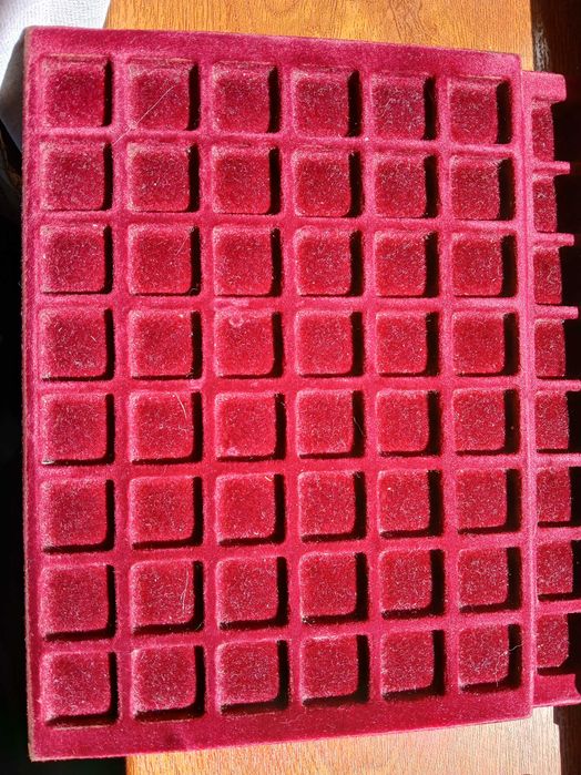 Cutie plastic negru cu tavite cu lacasuri patrate pt. monede