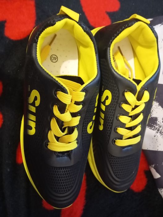 Adidași mărimea 40, corespunde 39