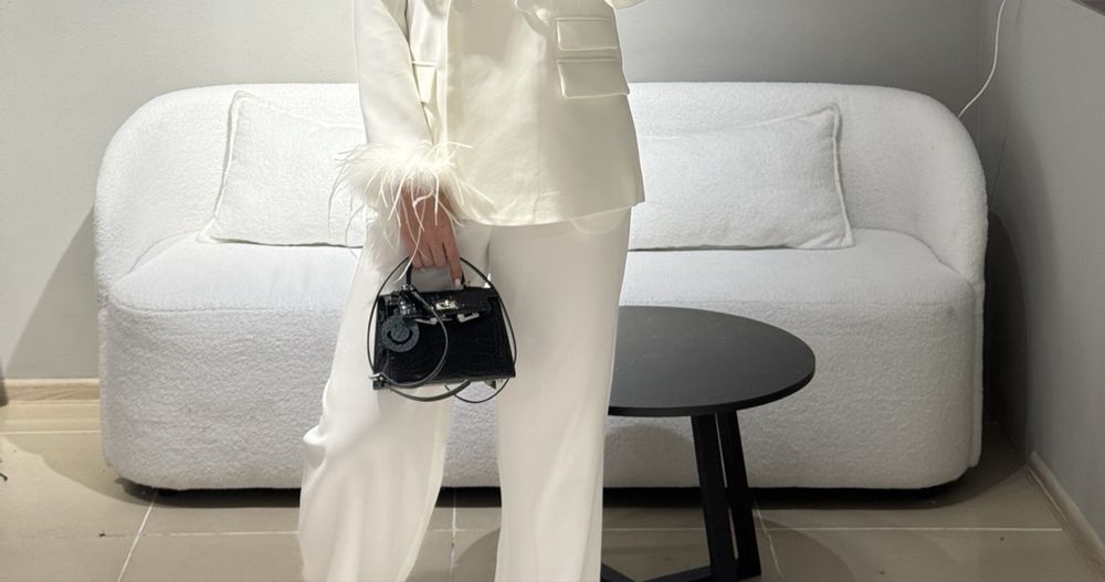 Белый диван  с двумя подушками