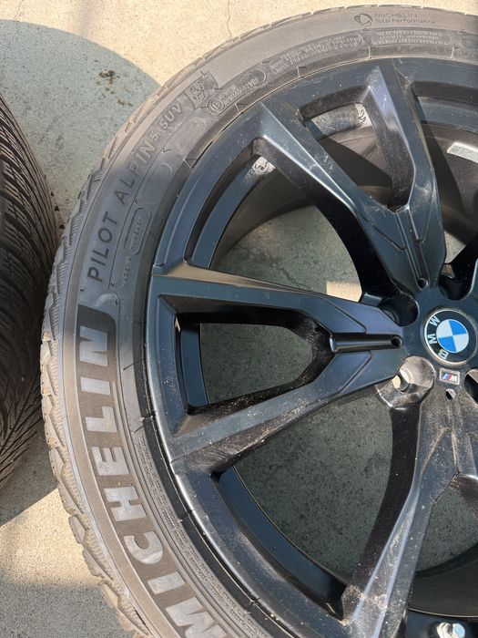 Продаётся комплект оригинальных дисков и зимних шин R22  BMW X5 45е М