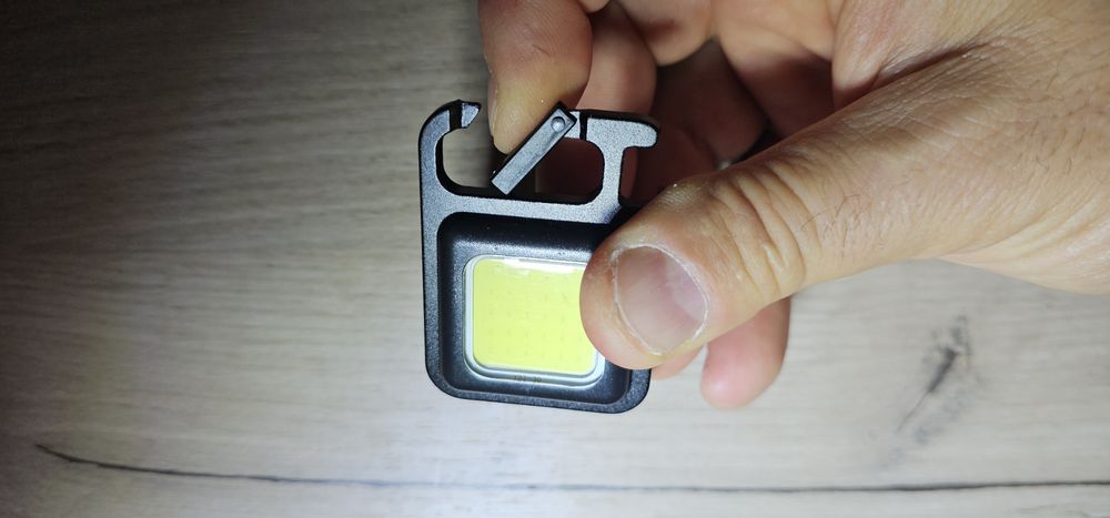 mini lanternă breloc reîncărcabilă cu LED magnet