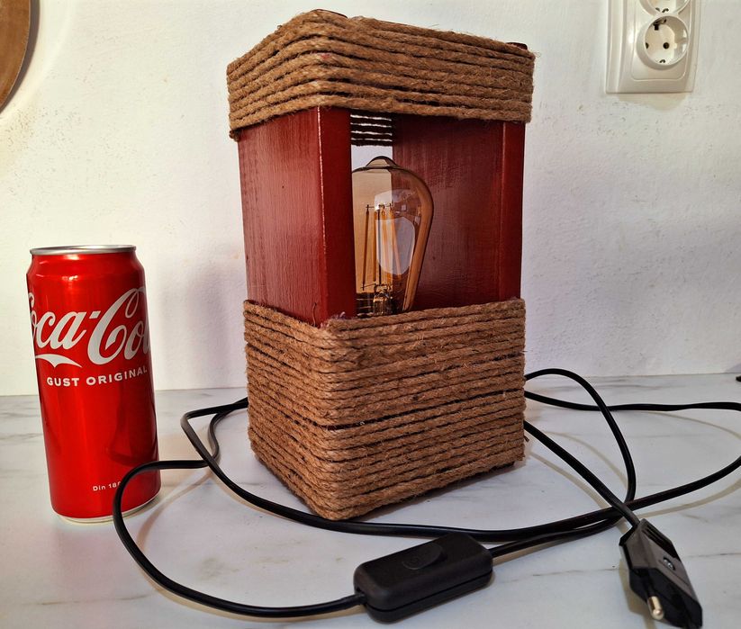 Lampa unicat lucrata manual: Caldura lemnului si farmecul becului Edison
