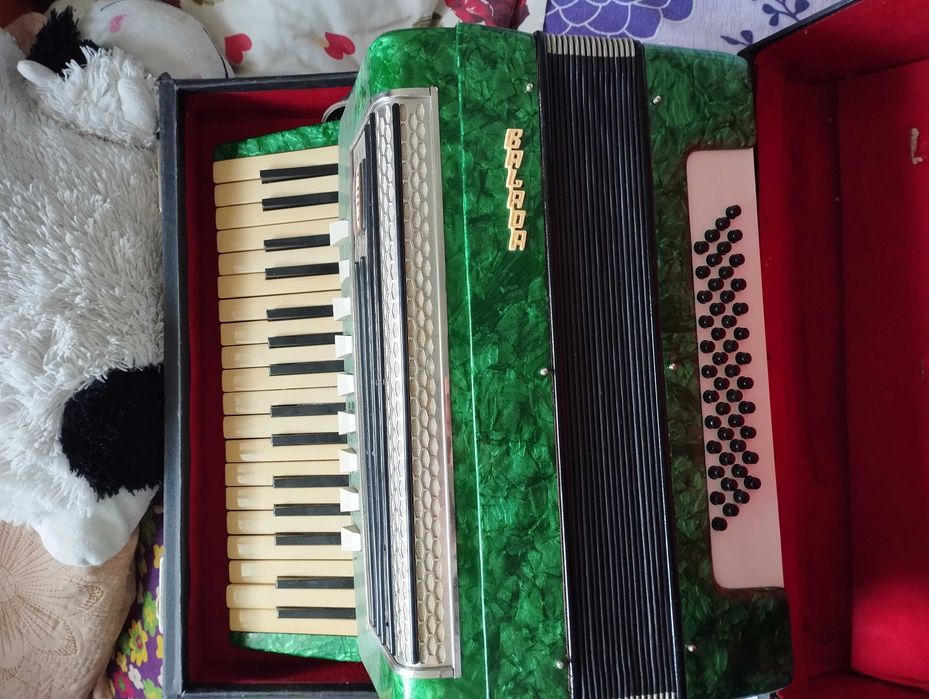 Vând sau schimb acordeon Balada 1980