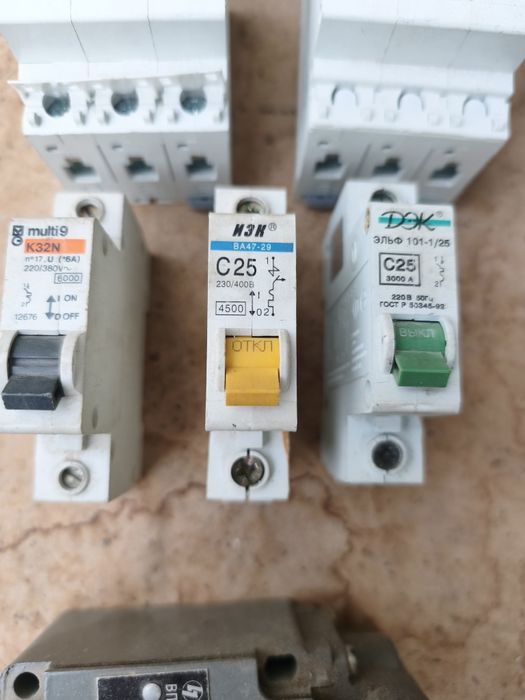 Электротовары : пускатели, выключатели, реле для закр.дверей