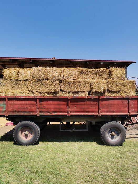 Baloti de paie și gije porumb