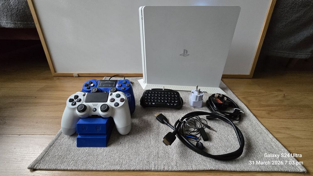PlayStation 4 Slim Glacier White
