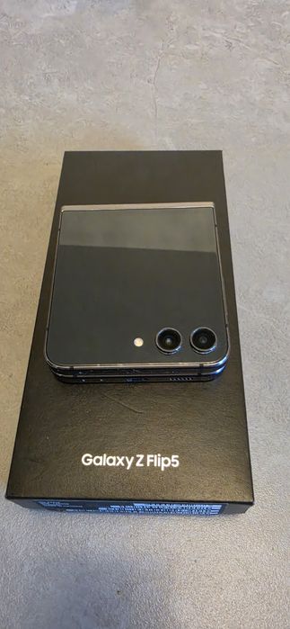 Samsung Galaxy Z Flip5, 256GB,, Graphite , impecabil