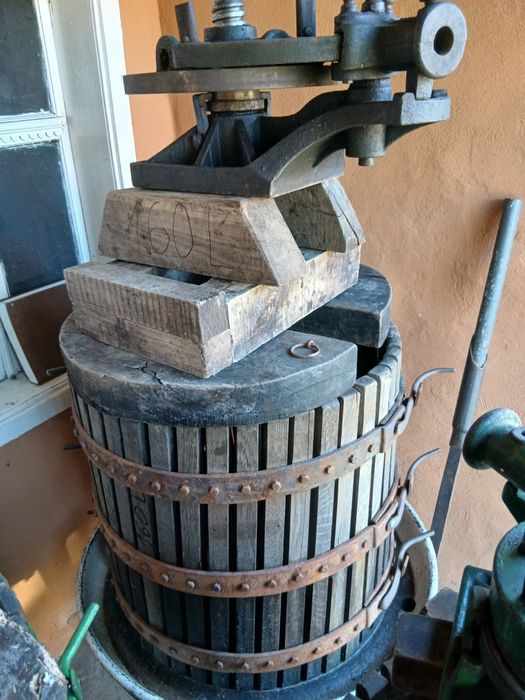 Presa de struguri originala din fonta si crichet la 1650 lei