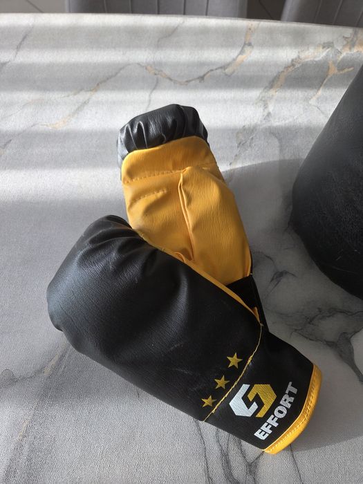 Боксерская груша и перчатки