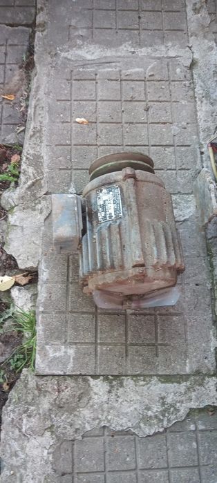 Два броя двигатели