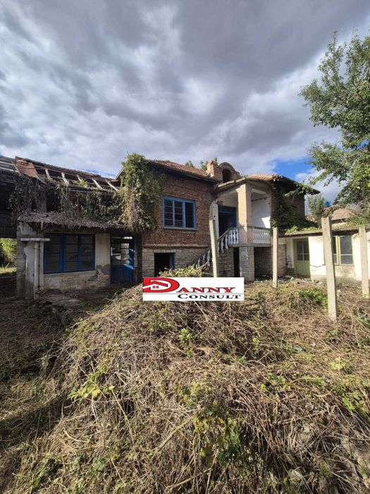 Двуетажна стара къща с двор в с. Обединение - обл. Велико Търново