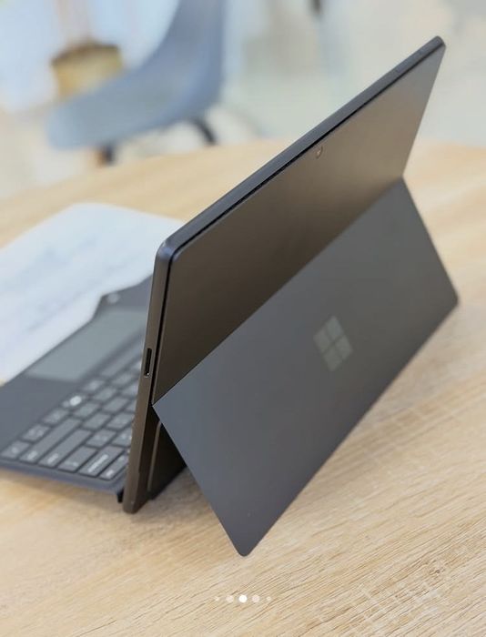 Tableta Microsoft Surface PRO X , ca NOUA cu Tastatura inclusa