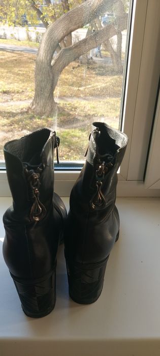 Продам женские ботинки