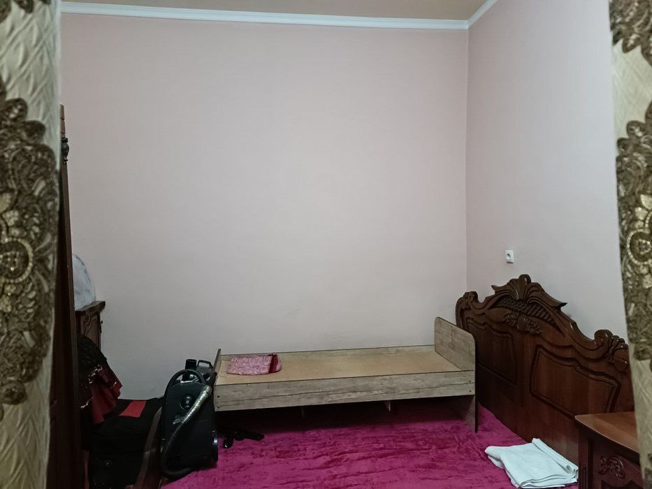 Sergili uzumzor mahallada  uchaska sotiladi.