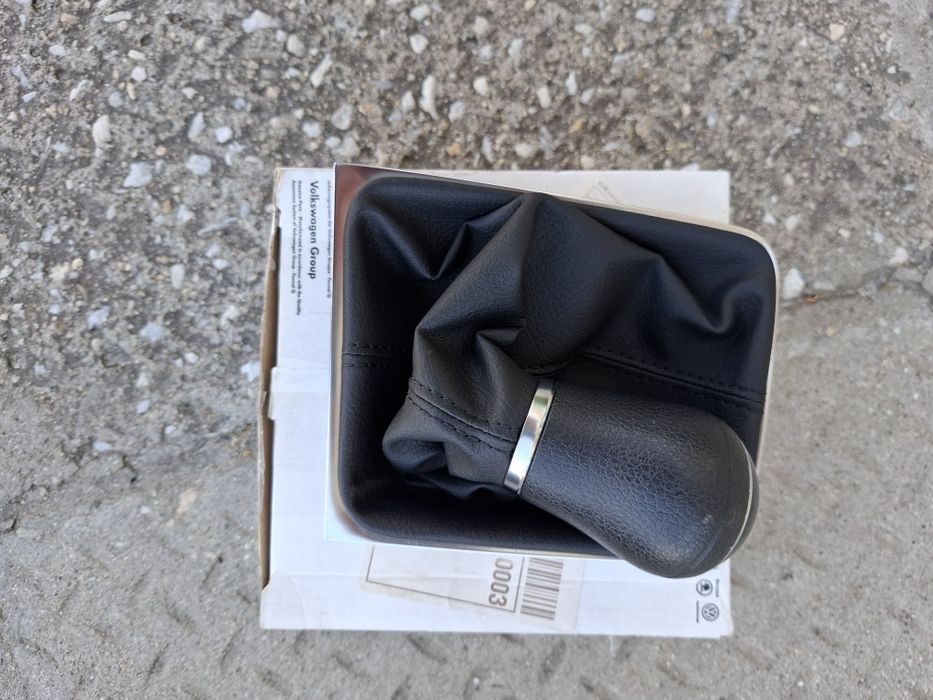 Подлакътник, скоростен лост, управление за климатроник, гумички педали