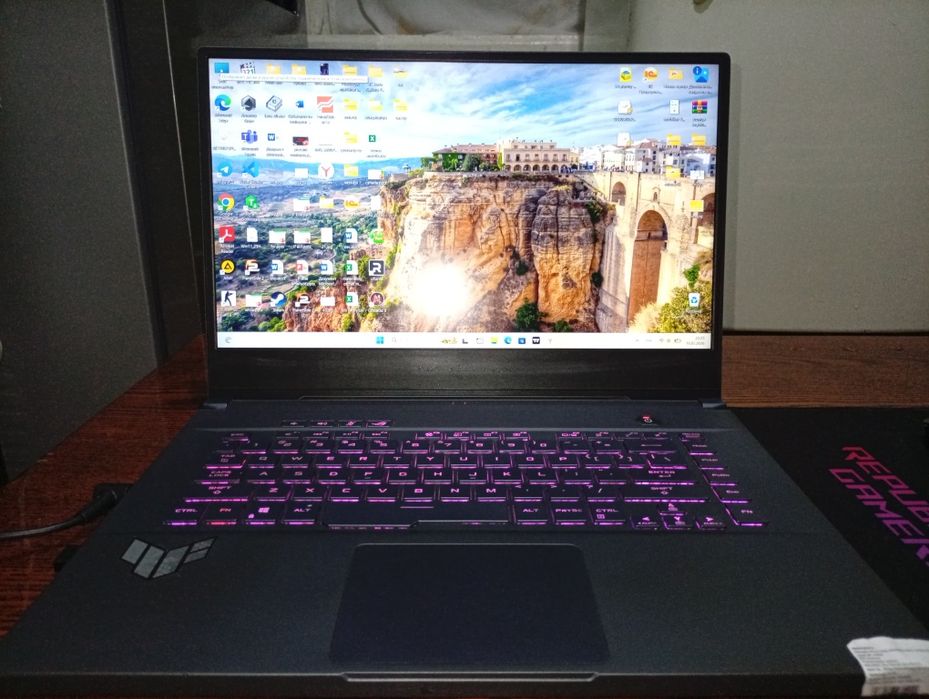 Republic of gamers IP ekranli notebook srochna sotiladi