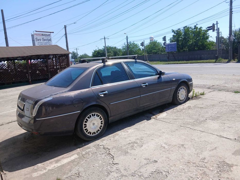 Vand Lancia Teshis,an 2001 .Interiorul e păstrat foarte bine. Încă miroase a nou . E o mașină de colecție cu aprox 40000 km