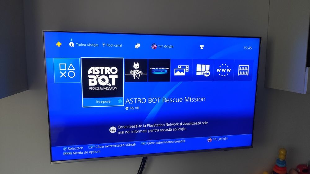 PlayStation 4 (PS4) + controller