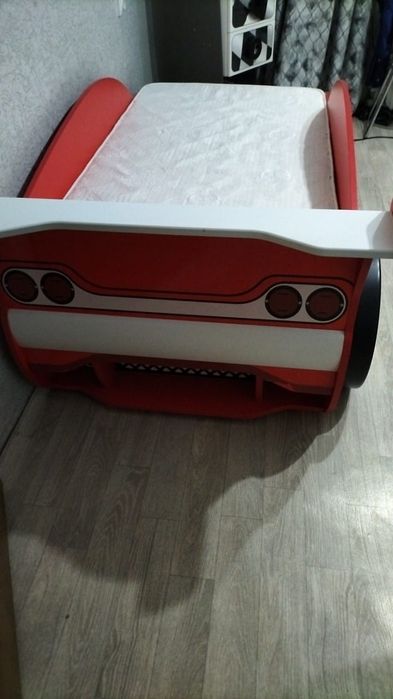 Детская кровать в виде машинки
