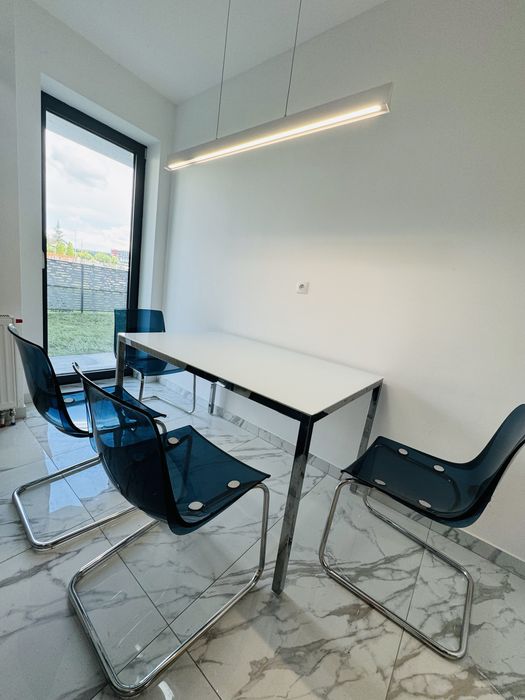 Masă TORSBY cu scaune TOBIAS marca IKEA - masa surfragerie sticla crom