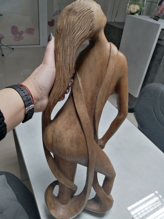 Дървена масивна фигура