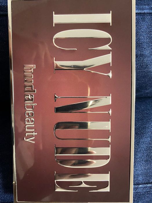 Huda beauty Icy Nude pallete