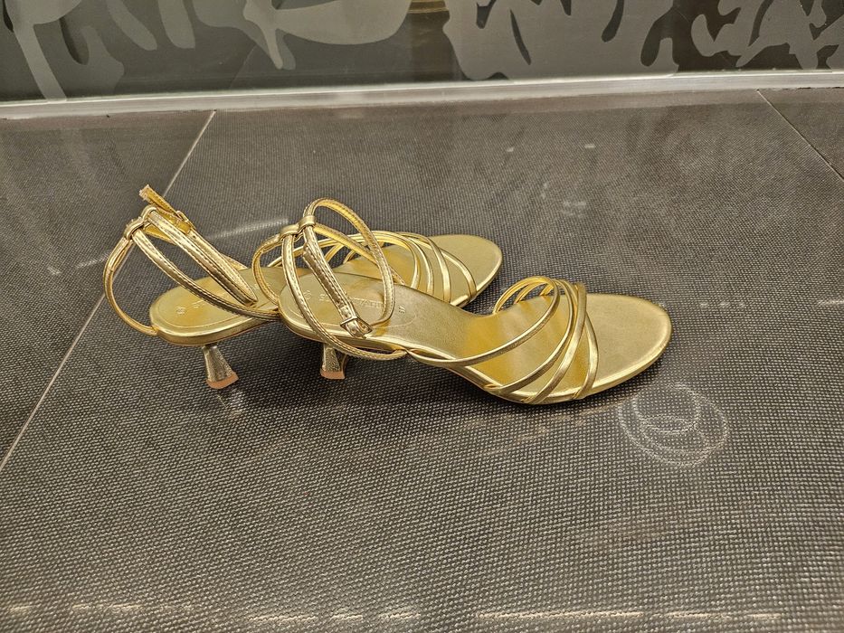 STRADIVARIUS златни сандали н.38