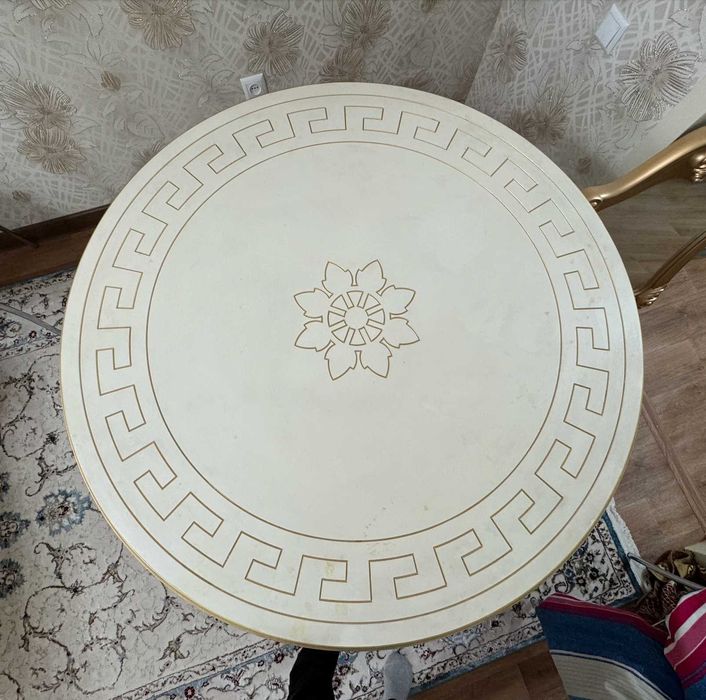 Красивый круглый стол в гостиную