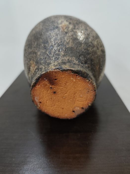 Красива ваза от плътна и тежка керамика.