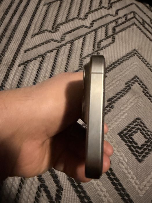 Продавам Iphone 15 pro 256gb