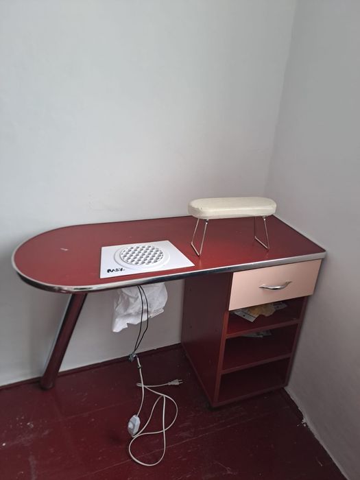 Masa de manichiura încorporată cu aspirator în ea  făcută pe Comandă