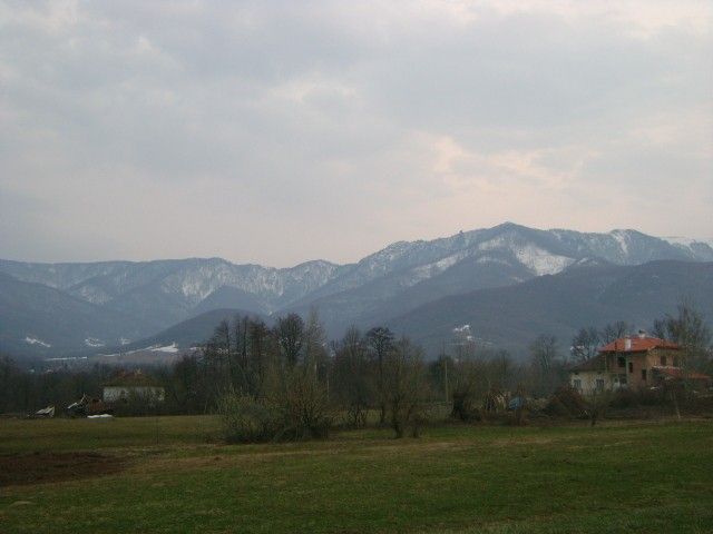 Продава се имот 8 330 кв.м./60 лв. кв.м./