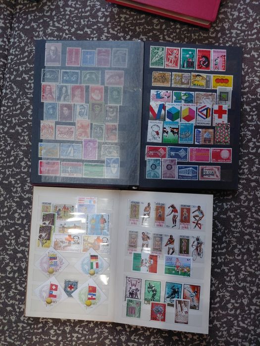 Vând 8 clasoare de timbre