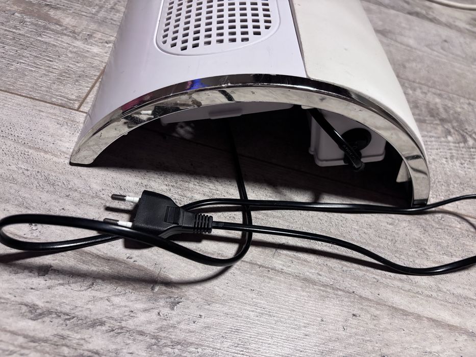 Aspirator unghii   100 lei