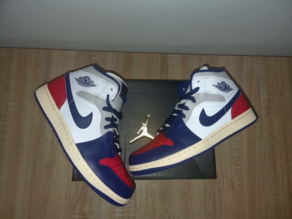Nike Air Jordan 1 Mid Rare Air