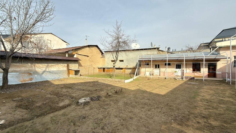 Chilonzor 2 chi charh komolon mahallada hovli sotiladi 6.83 sotik
