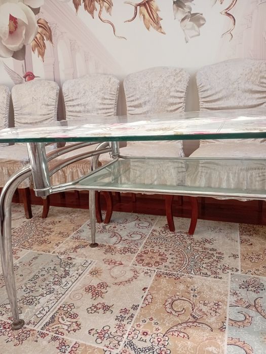 Продам стеклянный стол