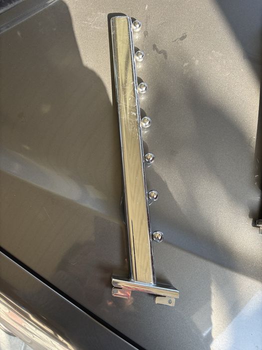 Кранштейны для магазина одежды