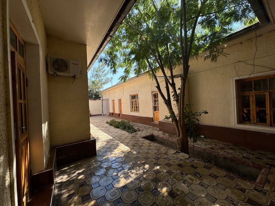 Участок сотилади 5 соток . Сутиги 30 мингдан