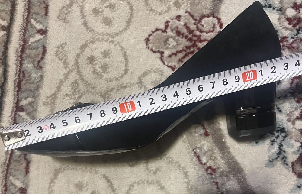 Продавам черни велурени обувки