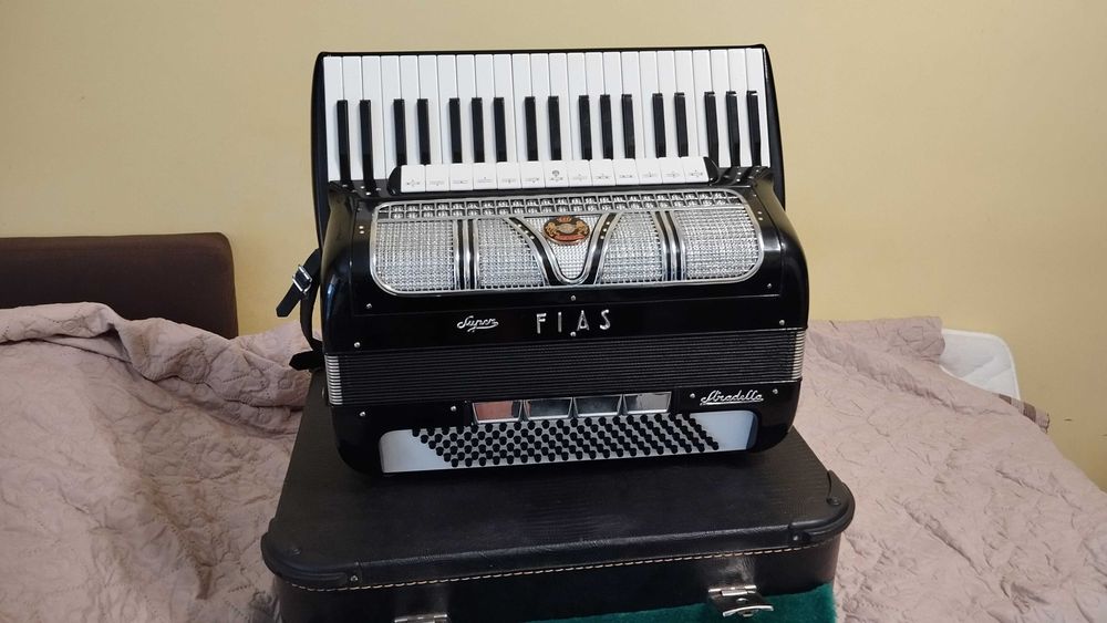 Акордеон Super Fias Stradella 120 баса професионален