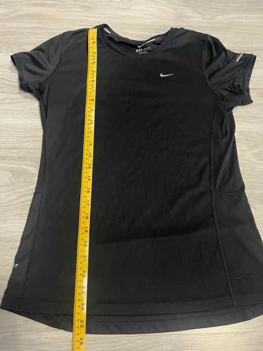 ⸻  3. Оригинална дамска тениска Nike Dri-FIT – Размер M – Отлично състояние
