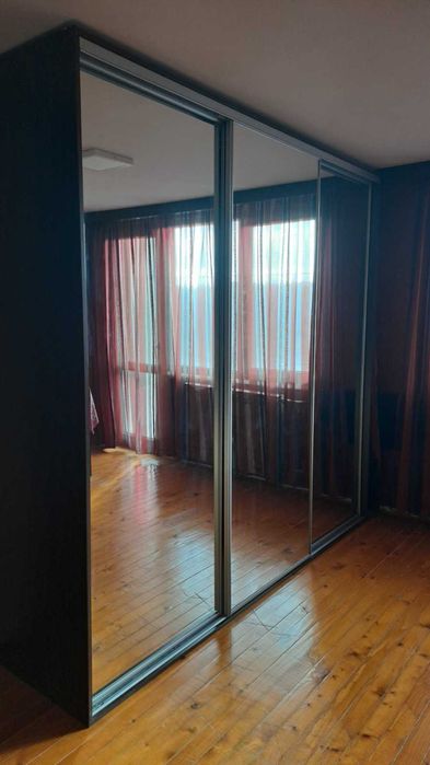 Трикрилен гардероб