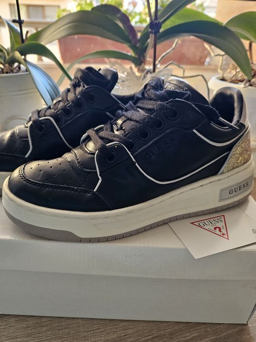 Guess оригинални сникърси/маратонки